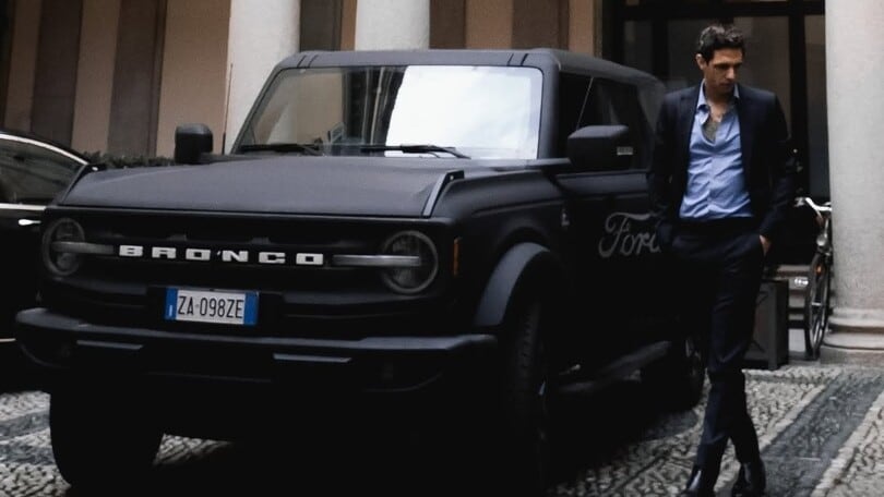 Achille Lauro mai sobrio: pose da star accanto alla Ford Bronco