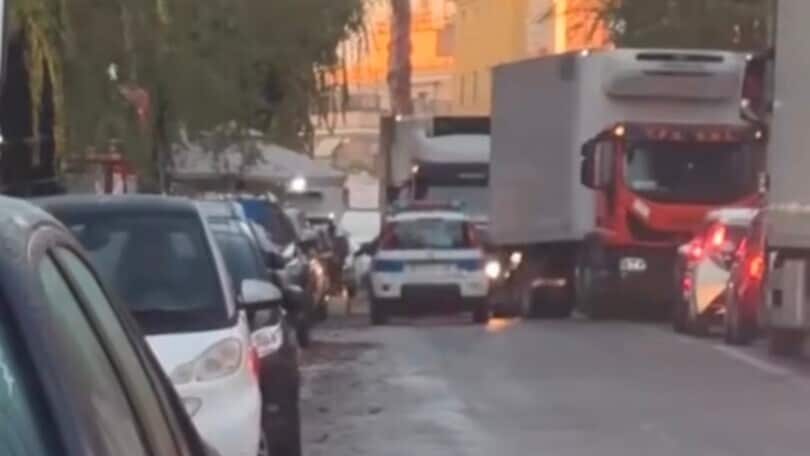 Vigili parcheggiano in doppia fila e contromano paralizzando il traffico