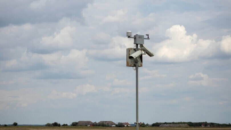 Supera il limite di velocità e distrugge l'autovelox che lo riprende