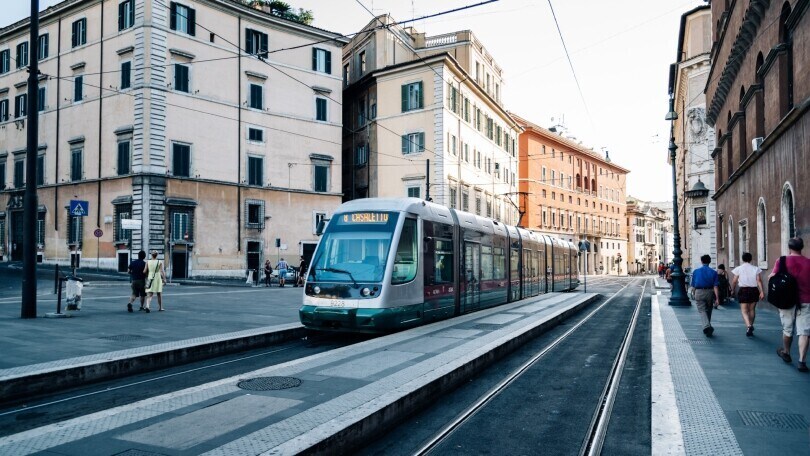 Ennesima auto parcheggiata sui binari: a Roma si blocca un altro tram