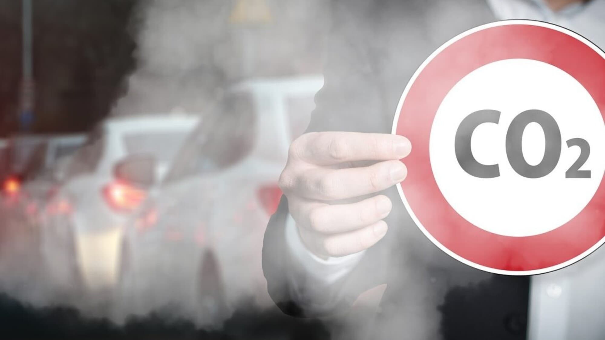 Crediti emissioni CO2 2025, Tesla "aiuta" Stellantis e Toyota
