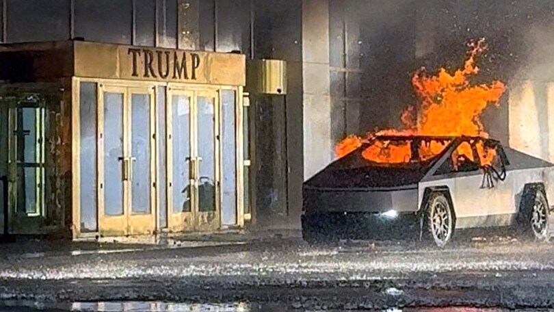 Tesla Cybertruck esplode davanti al Trump Hotel di Las Vegas