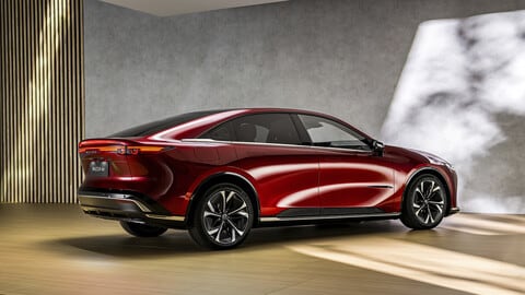 Nuova Mazda 6e, berlina e hatchback 100% elettrica