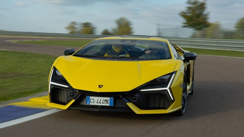 Lamborghini Revuelto, la supercar in pista