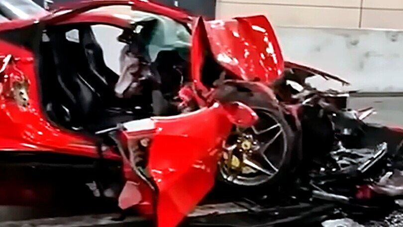 Ferrari F8 distrutta a Montecarlo, 300mila euro in fumo