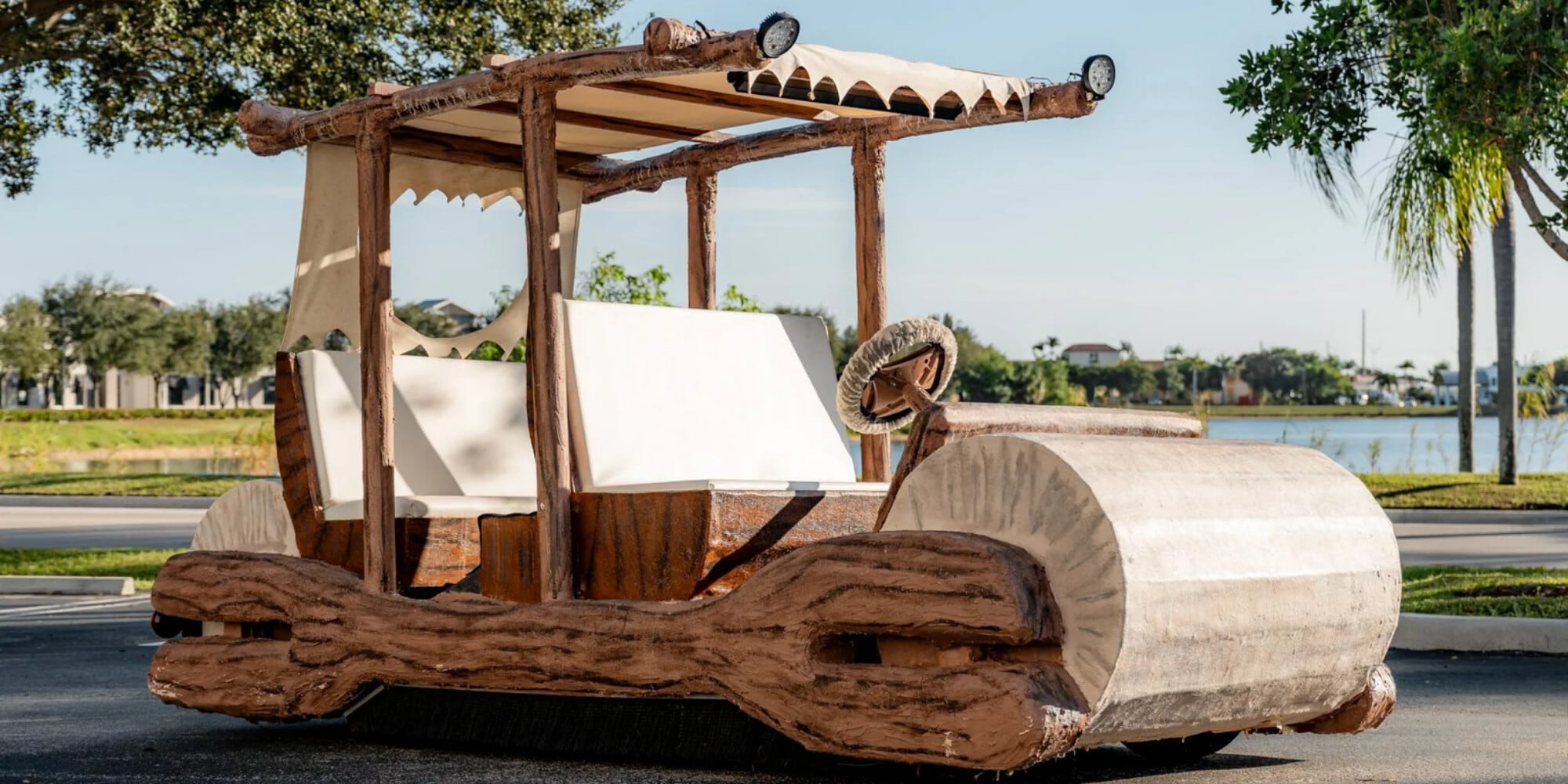 L'auto dei Flintstones è all'asta: è elettrica e costa come una city car