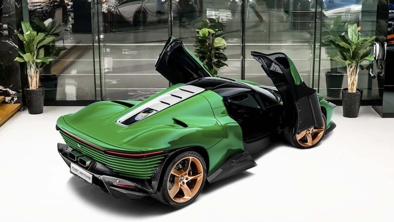 Ferrari Daytona SP3 in BP Green