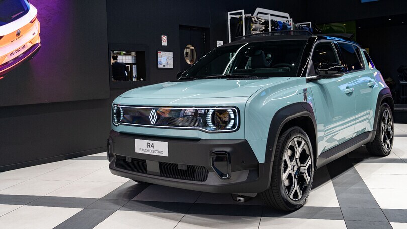 Renault 4 E-Tech, ecco i prezzi dell'elettrica dal sapore rètro