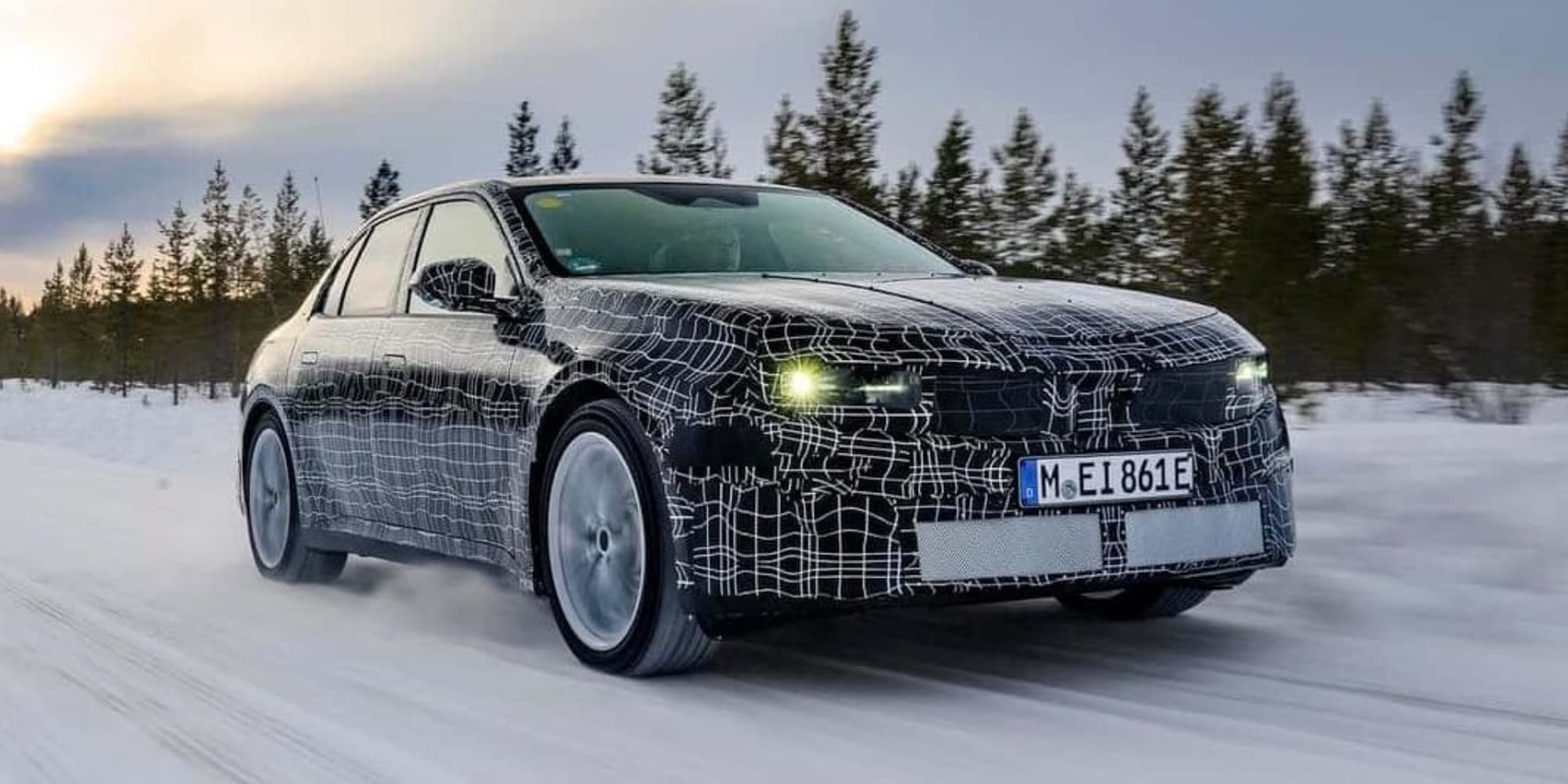 BMW i3, prime foto in azione (camuffate) della berlina elettrica