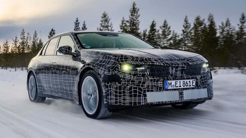 BMW i3, prime foto in azione (camuffate) della berlina elettrica