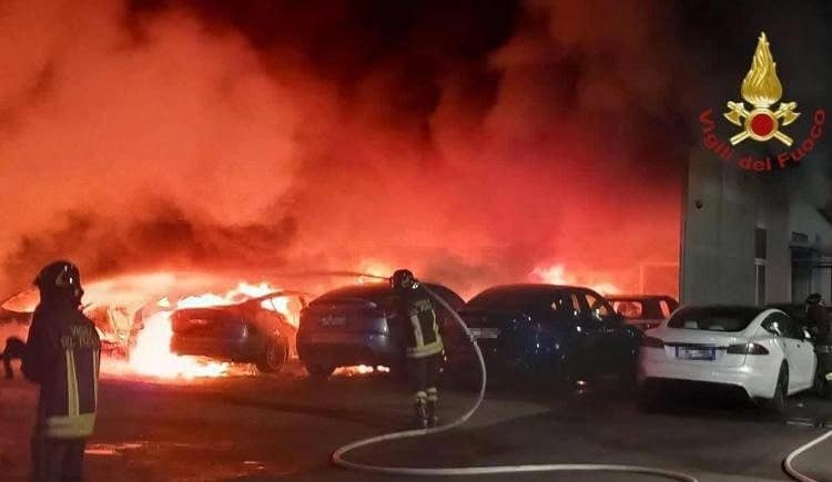 Tesla, in fiamme un concessionario di Roma