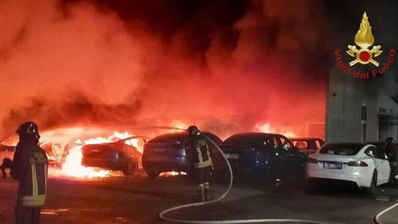 Tesla, in fiamme un concessionario di Roma