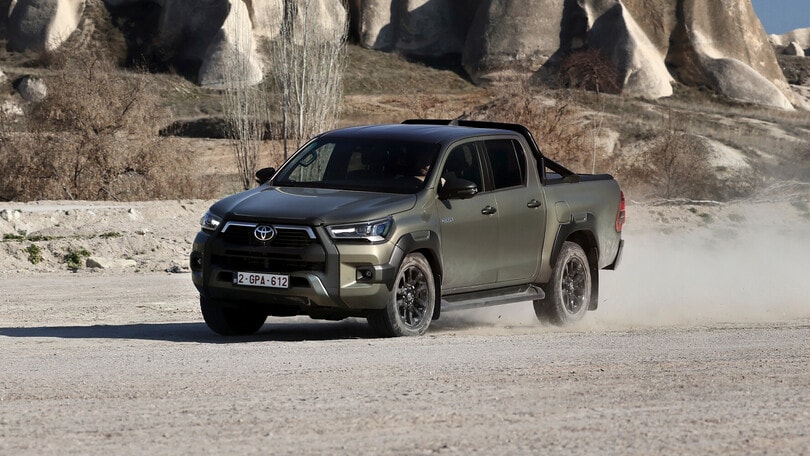 Toyota Hilux, pick-up inarrestabile e anche ibrido