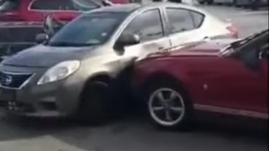 Furiosa lite per il parcheggio: le auto ne escono piuttosto malconce VIDEO