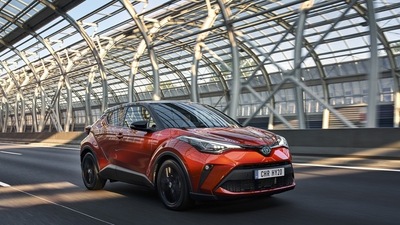 Toyota C-HR restyling 2019: foto