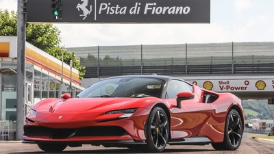 VIDEO Ferrari SF90 Stradale, la prova
