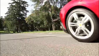 Prova Ferrari Roma: il video del test drive d'eleganza nella Capitale