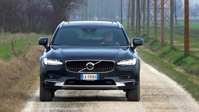 Guidare elettrificato: Volvo V90 Cross Country B5 D