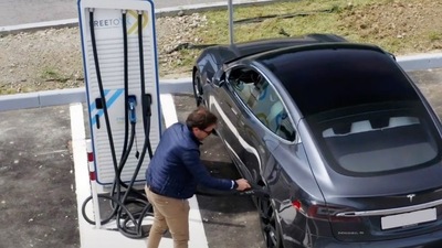 Arrivano le prime colonnine di ricarica ultra fast in autostrada