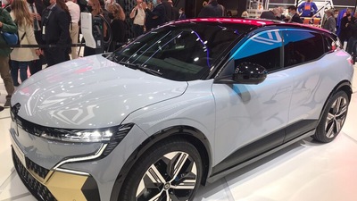 Renault Megane E-Tech Electric vista dal vivo al Salone di Monaco