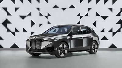 BMW iX Flow, elettrica hi-tech che cambia il colore della carrozzeria