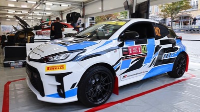 Akio Toyoda al volante della a GR Yaris H2 a idrogeno