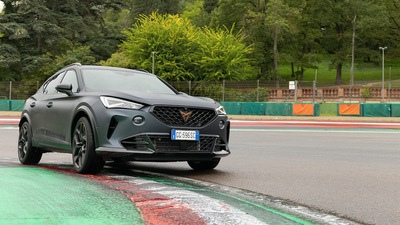 Cupra Formentor VZ5, il giro di pista onboard della sportiva a 5 cilindri