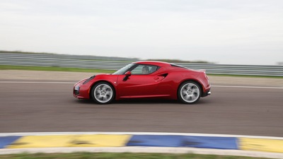 Alfa Romeo 4C, la prova nostalgia della piccola sportiva