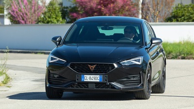 Cupra Leon, la prova: si è data una lieve scossa