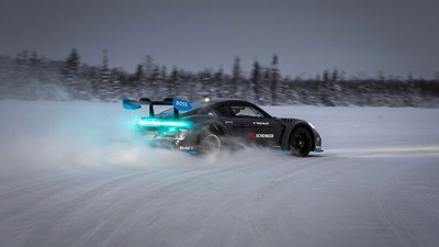 Le foto della Porsche GT4 e-Performance, prototipo EV da 1.088 cv