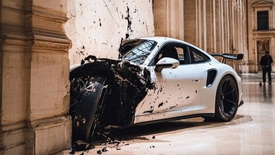 Al Louvre ci sono delle Porsche schiantate alle pareti: ecco il motivo