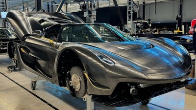 Koenigsegg Jesko in KNC Gold Leaf