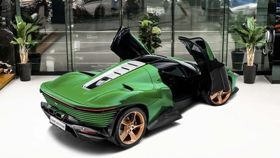 Ferrari Daytona SP3 in BP Green