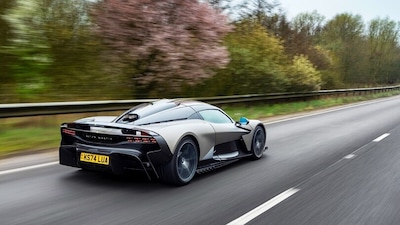 Aston Martin Valhalla su strada