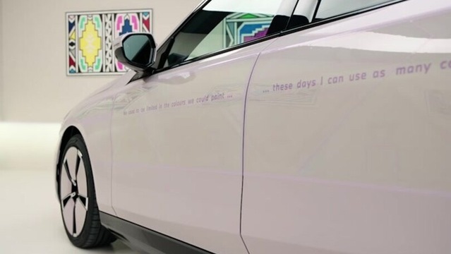 L'incredibile BMW i5 Flow Nostokana con carrozzeria cangiante