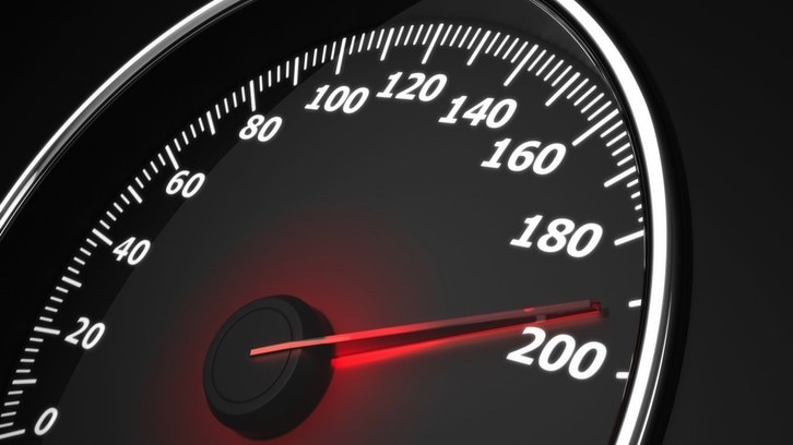 Limite di velocità: giusto frenare le auto moderne?