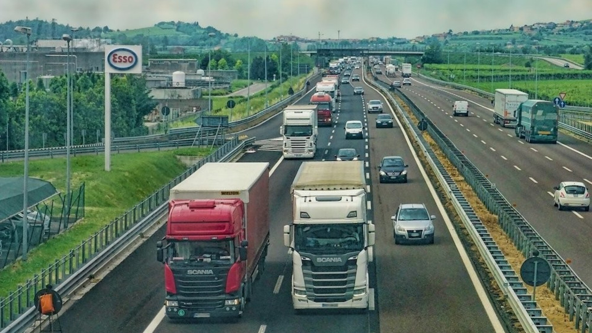 Camionista troppo zelante, 88 infrazioni in un mese: multa da record