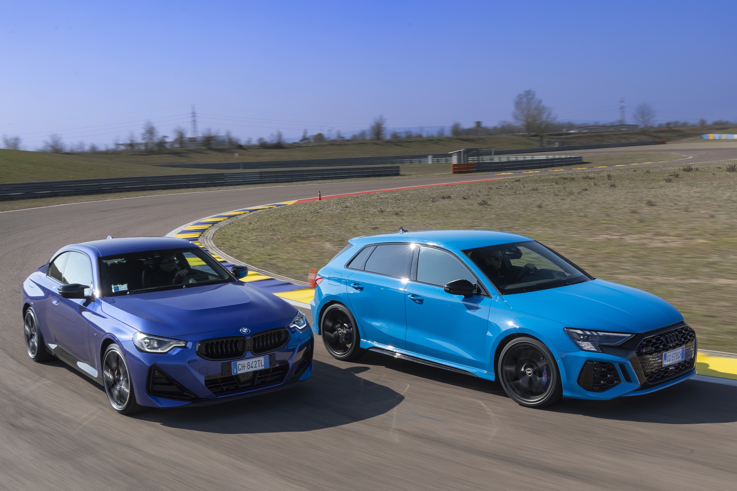 Sul nuovo numero di Auto: il confronto tra Audi RS 3 Sportback vs BMW ...