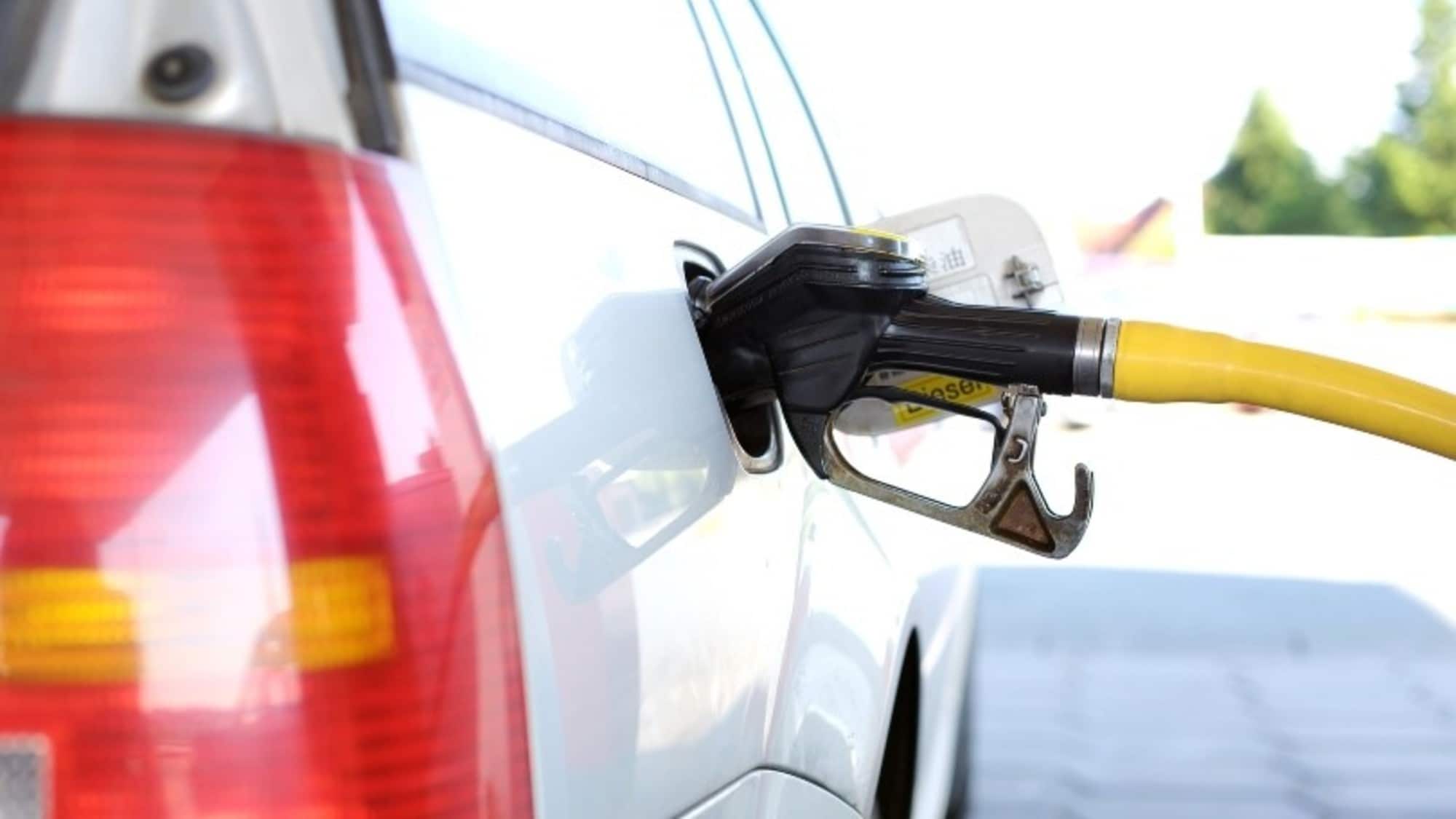 Caro benzina: i prezzi salgono ancora e il self supera i 2 euro al litro