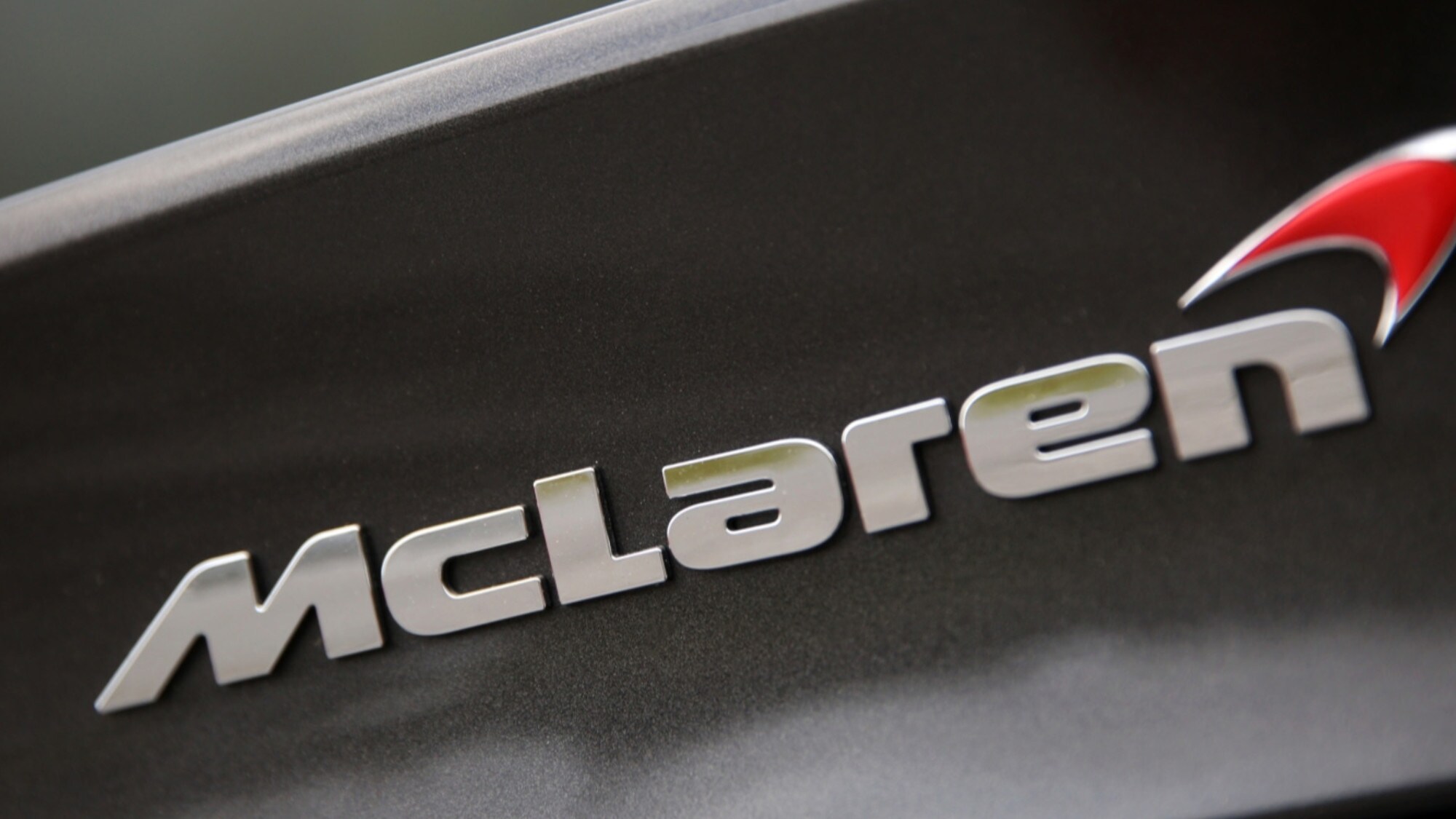 Sfida a Ferrari, McLaren valuta un SUV elettrico per il 2030