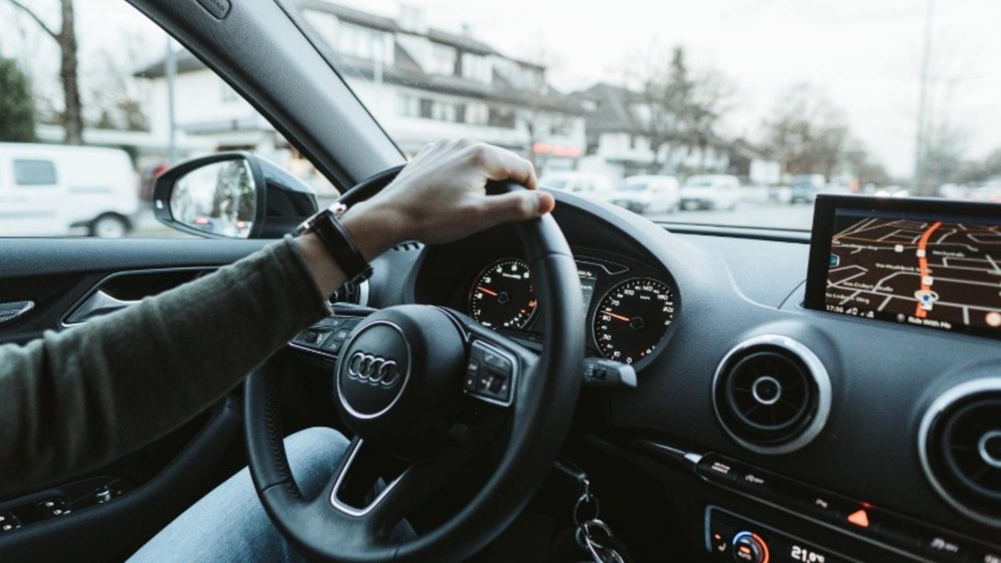 Guidare facendo soldi: le app che fanno guadagnare chi rispetta le regole al volante