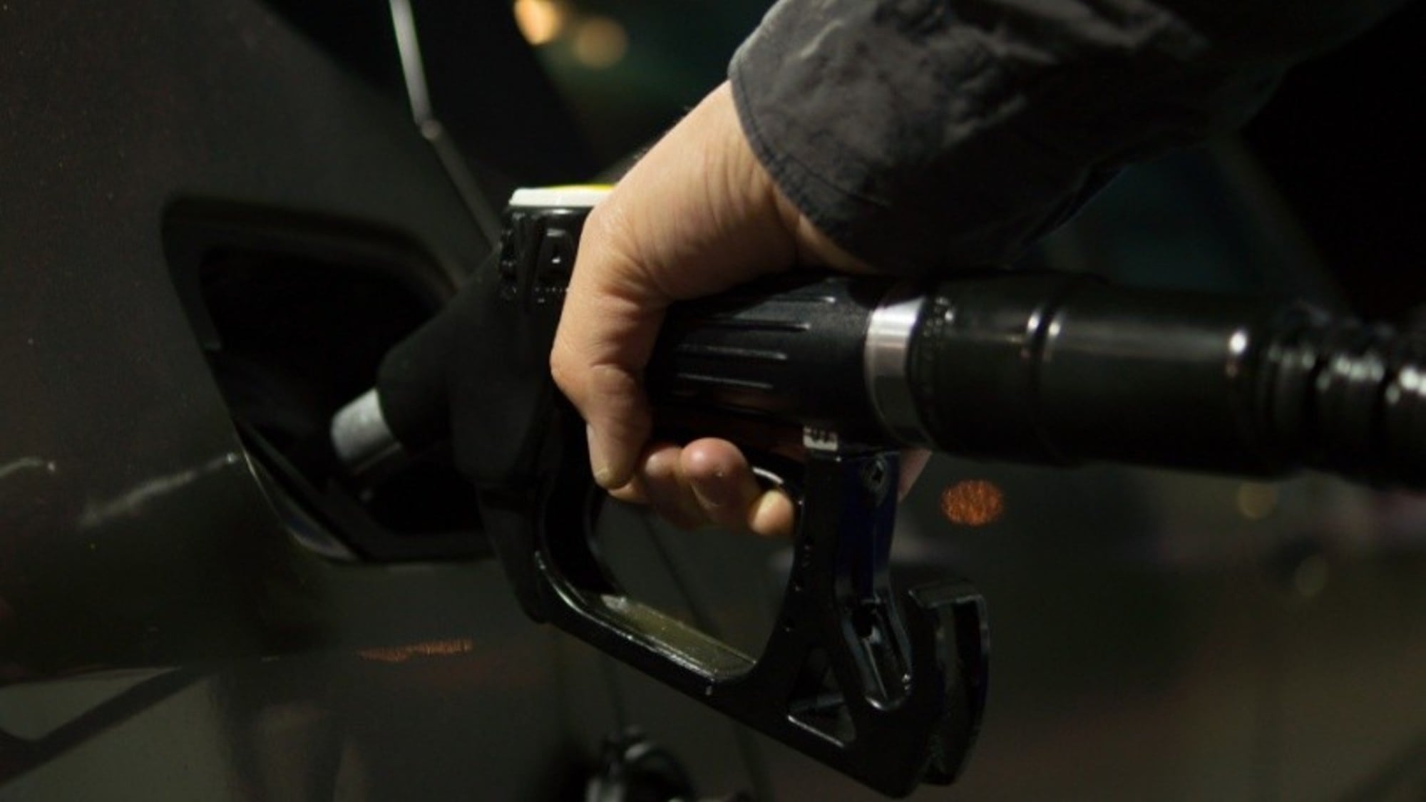 Benzina, i prezzi continuano a scendere: siamo a 1,649 euro/litro