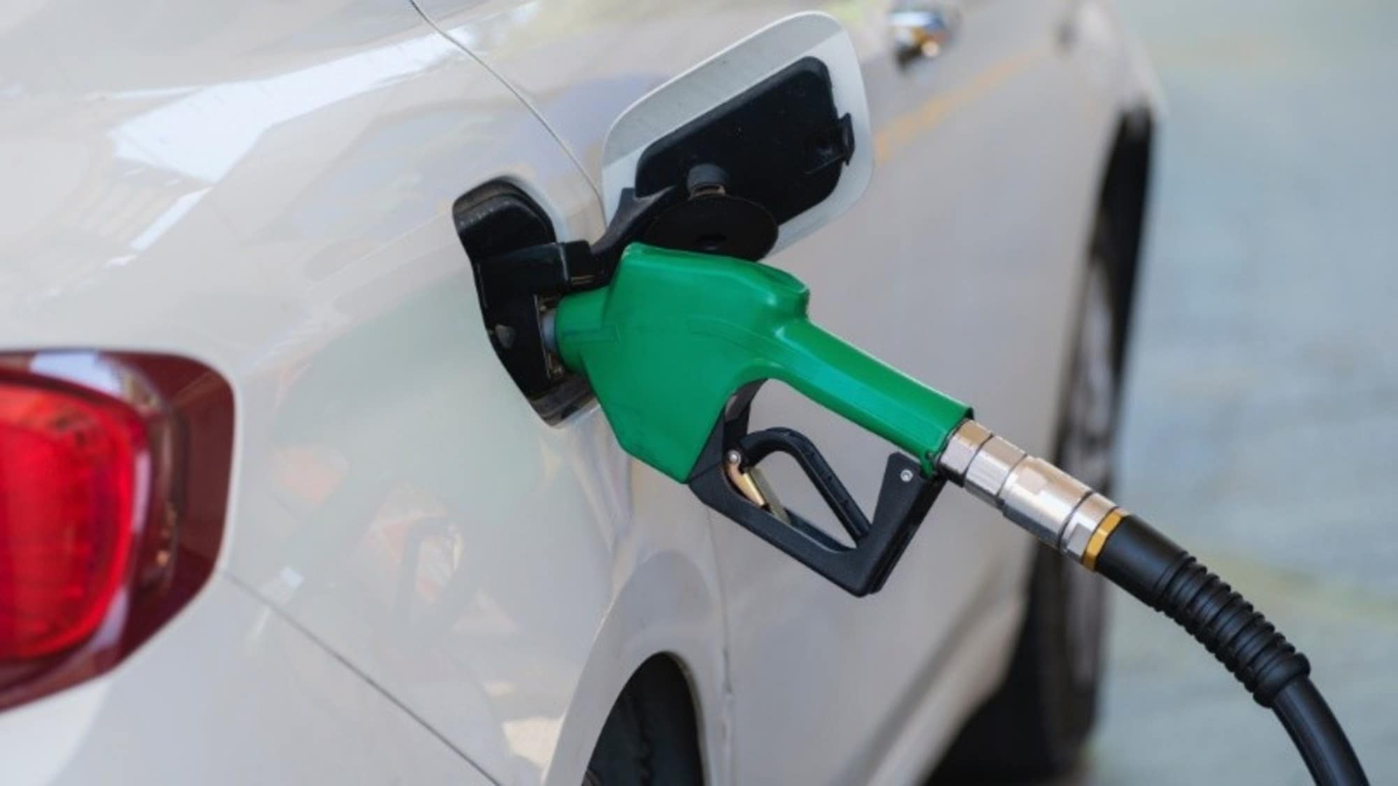 Benzina, prezzi ancora in calo: self a 1,630 euro al litro