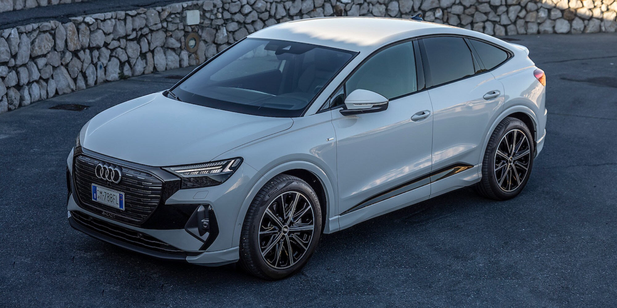 AUDI Q4 etron Plug & Charge si arricchisce di nuovi servizi di
