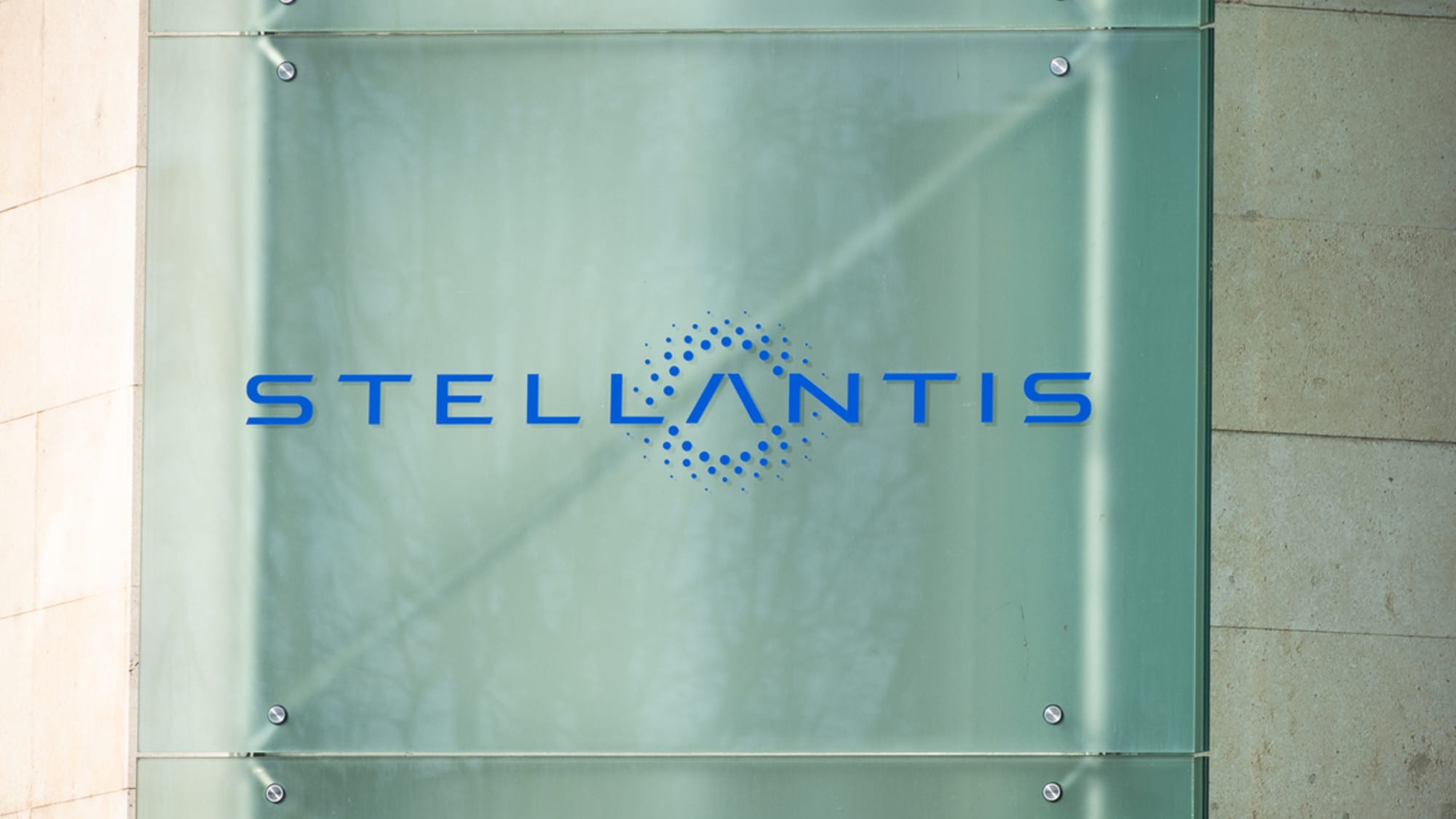 Tavares-Urso, è scontro tra Stellantis e il Governo: "Senza incentivi si chiudono Melfi e Mirafiori"