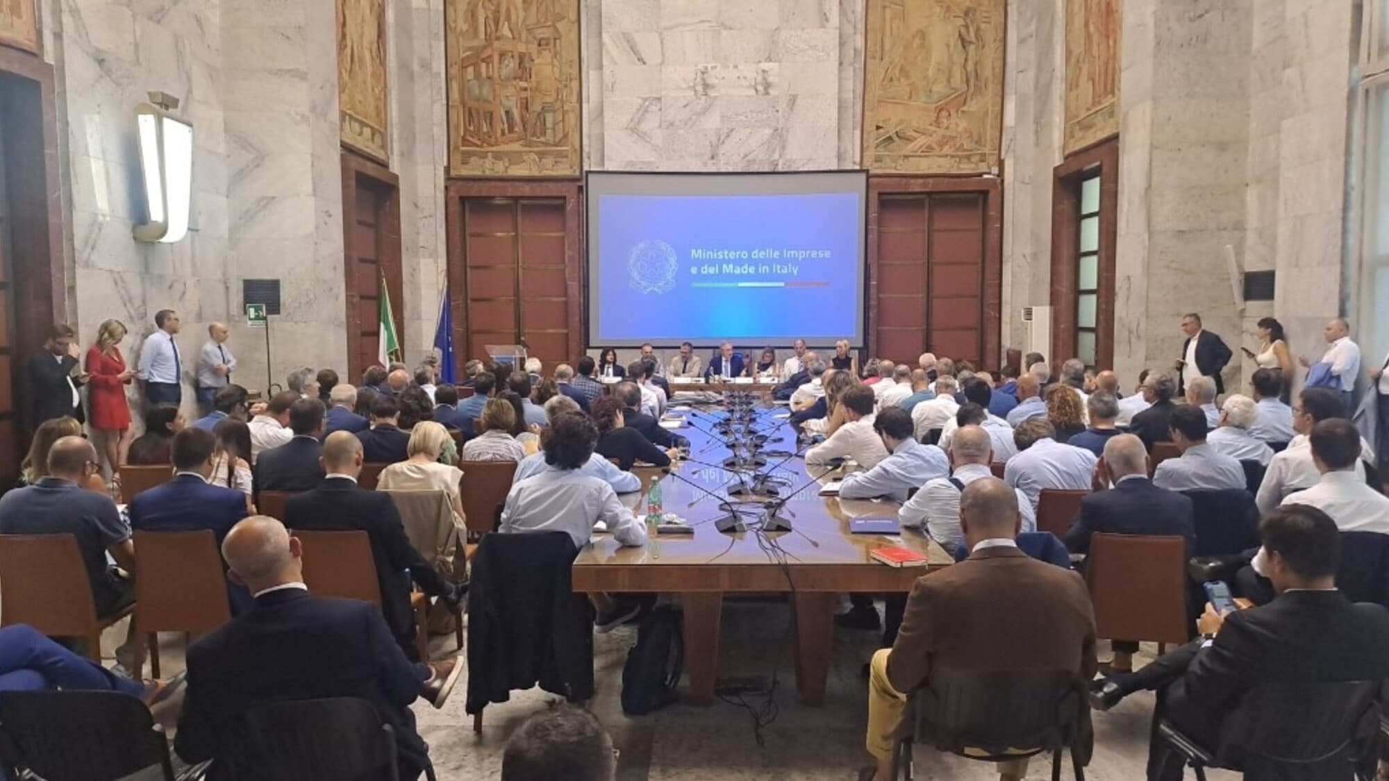 Il ministro Urso rinnova gli incentivi: "Saranno solo per auto dai componenti europei"