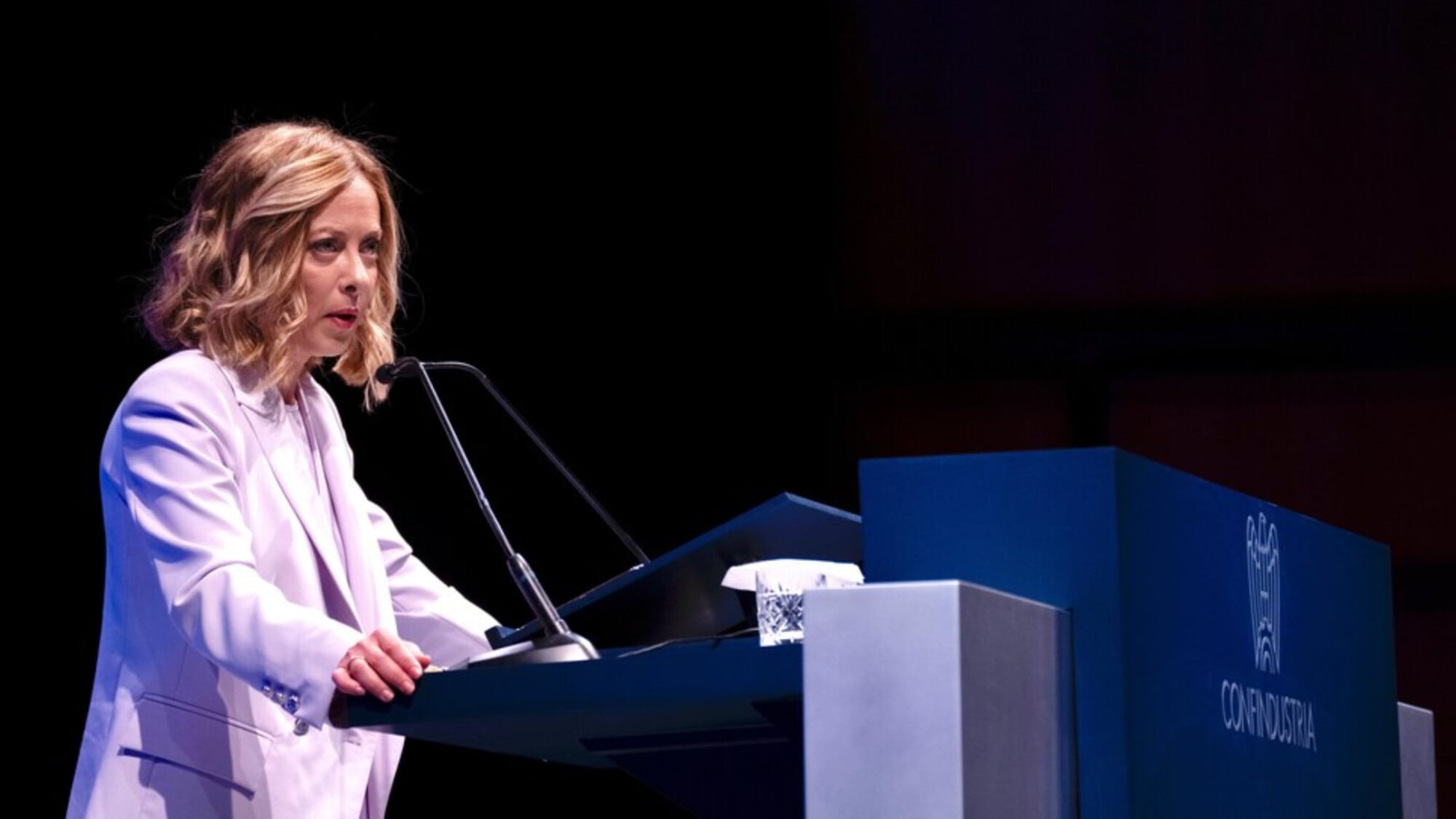 Meloni sull’automotive: “Prepariamoci ai cambiamenti”