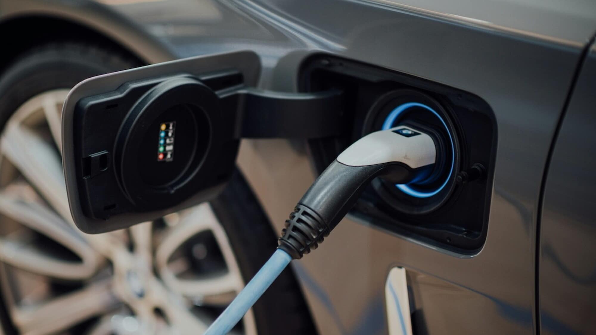 Un'auto su quattro venduta nel 2025 sarà elettrica (ma non certo in Italia)