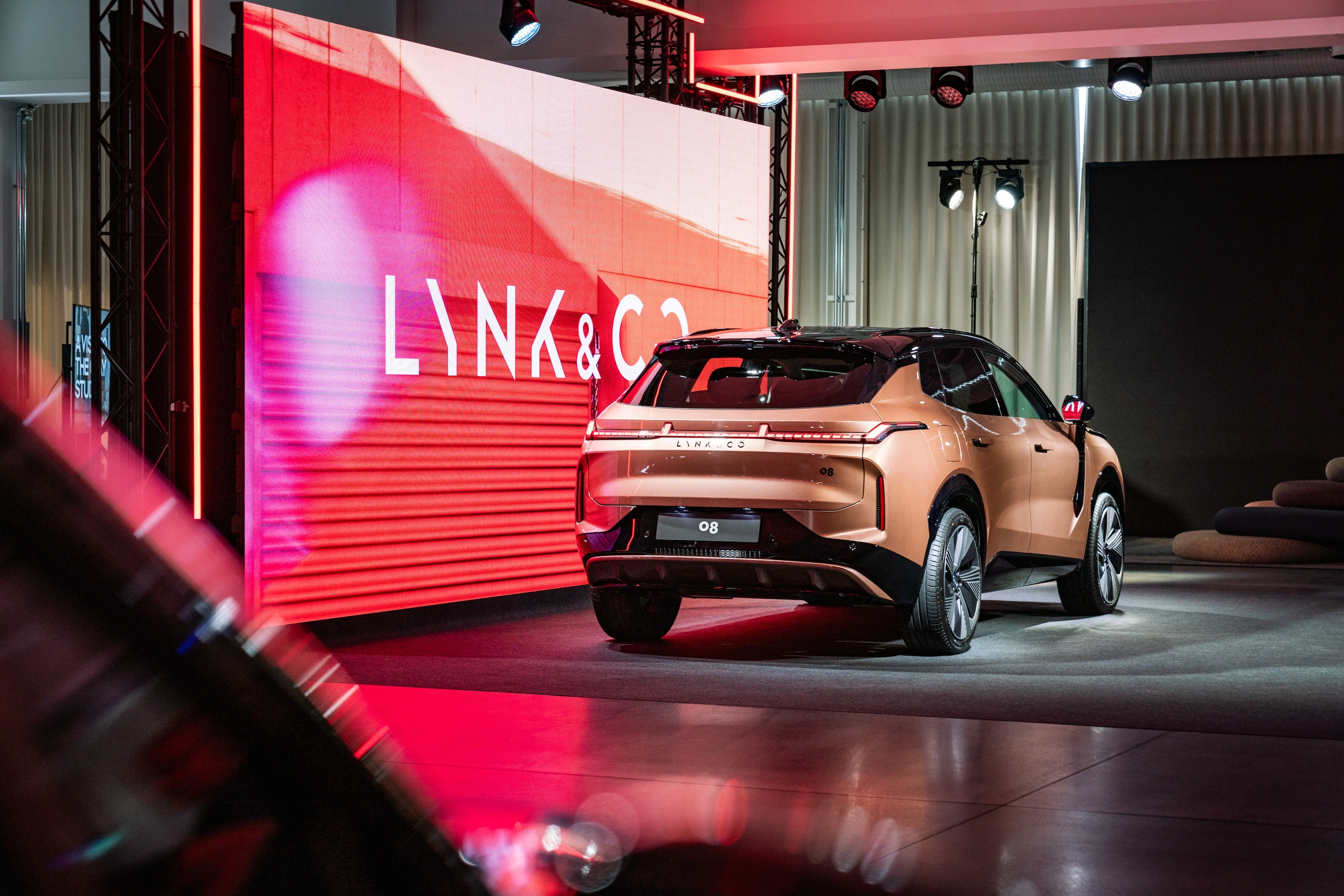 Le foto della Lynk & Co 08, Suv ibrido plug-in da 200 km di autonomia