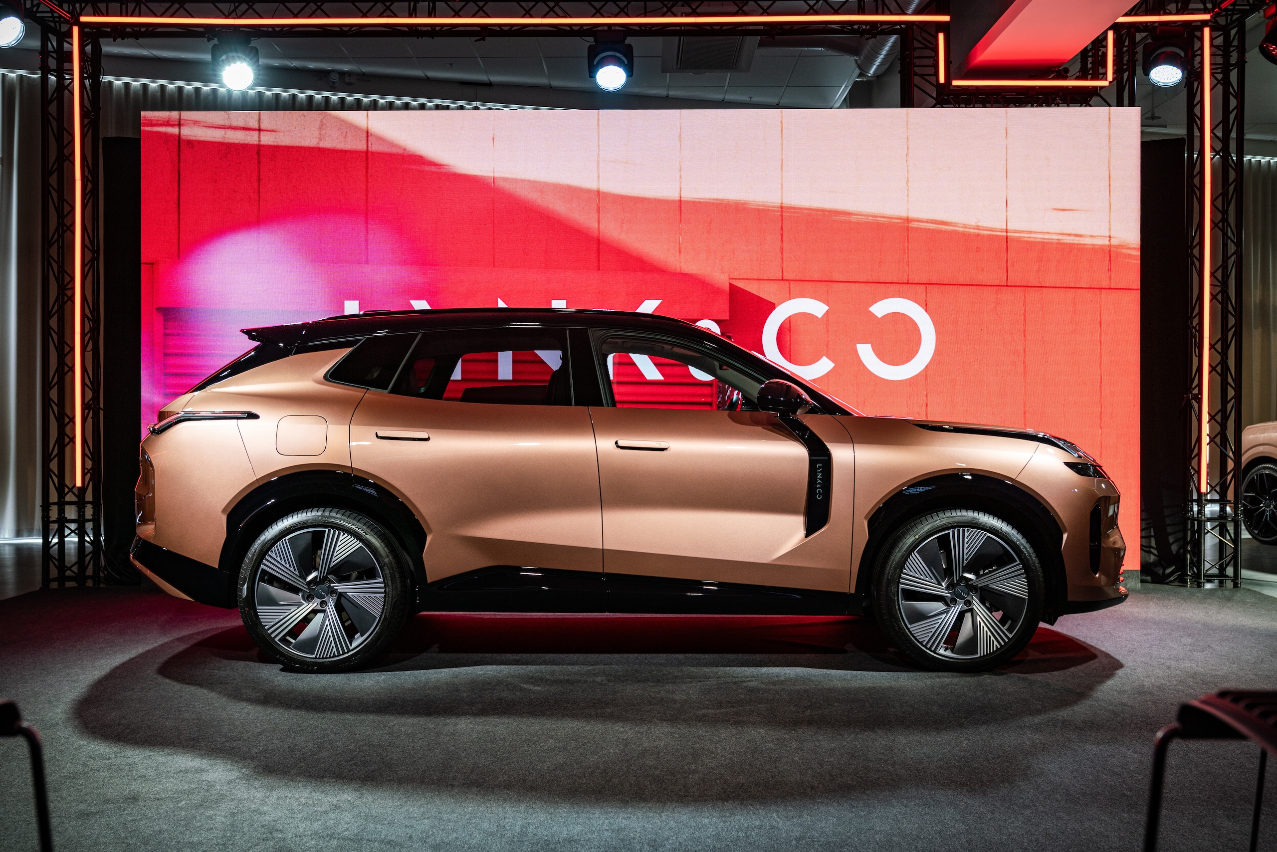 Le foto della Lynk & Co 08, Suv ibrido plug-in da 200 km di autonomia